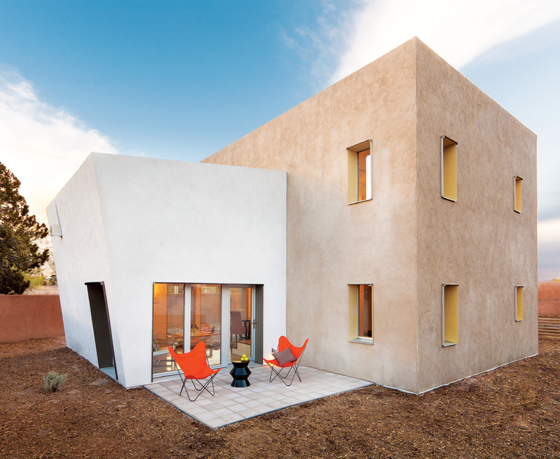 View of the northeast corner of the house and the slanted living room wall. The second floor roof-deck, located over the living room, allows the residents to enjoy the distant mountain view in absolute privacy. International selection VOLKsHouse 02