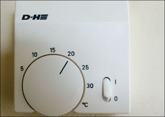 Thermostat Thermostat which also controls opening and closing of windows in the stairwell, depending on the need for ventilation