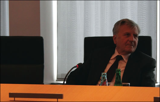 Jean-Claude Trichet Jean-Claude Trichet, the head of the European Central Bank, has called for all small deposits to be fully insured so that bank runs don’t develo