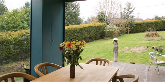On the upper floor the rear wall is a fully-glazed door system, facing south-west onto the garden, to take full advantage of passive solar heat and light On the upper floor the rear wall is a fully-glazed door system, facing south-west onto the garden, to take full advantage of passive solar heat and light