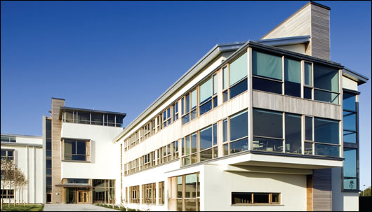 Each wing, incorporating the main office areas, is just 12m wide and features numerous openable windows, allowing the space to be ventilated naturally. The wings are also extensively glazed so that use of artificial light is kept to a minimum Each wing, incorporating the main office areas, is just 12m wide and features numerous openable windows, allowing the space to be ventilated naturally. The wings are also extensively glazed so that use of artificial light is kept to a minimum