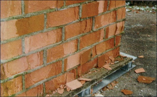 Figure 8: showing the damage the freeze-thaw cycle can do to a solid brick wall Image: Fraunhofer Institute, IBP Holzkirchen Figure 8: showing the damage the freeze-thaw cycle can do to a solid brick wall Image: Fraunhofer Institute, IBP Holzkirchen